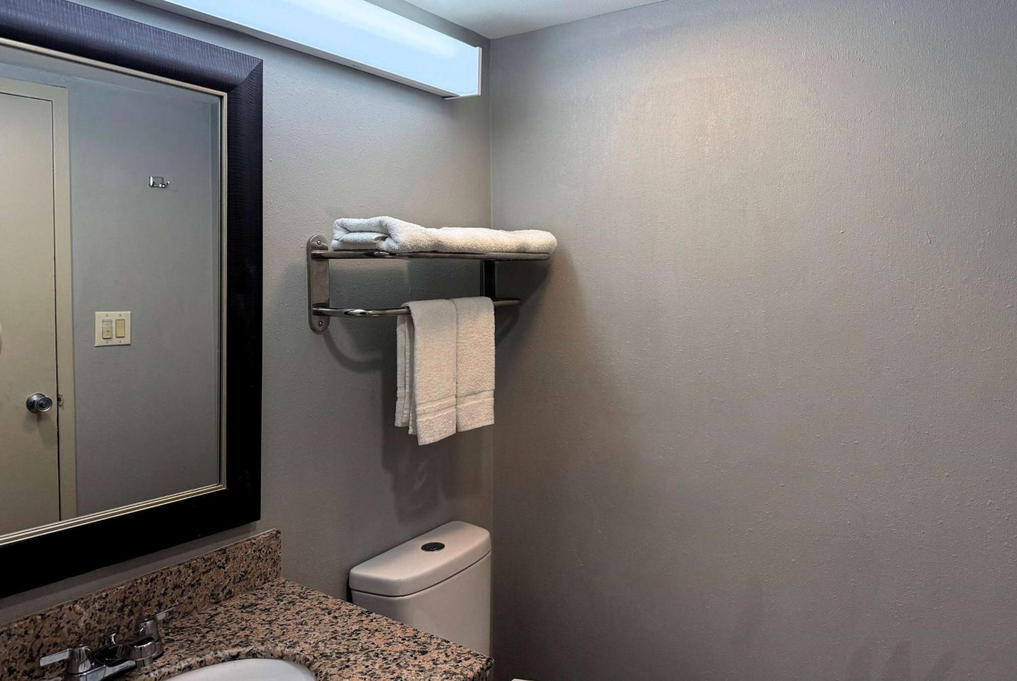 Travelodge By Wyndham Bloomington Buitenkant foto